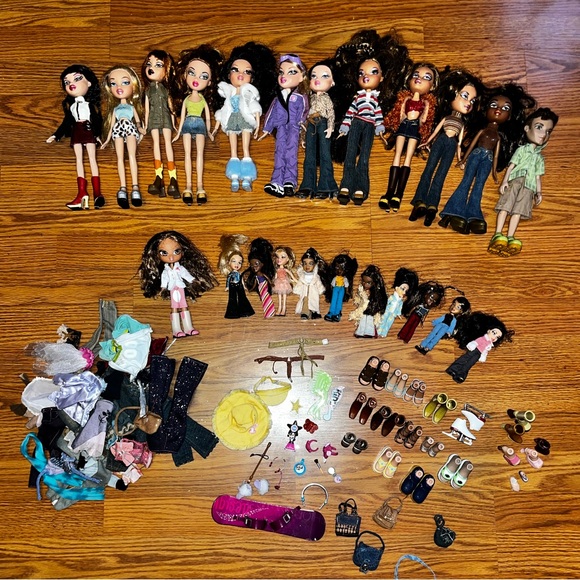 BRATZ DOLLS LOT